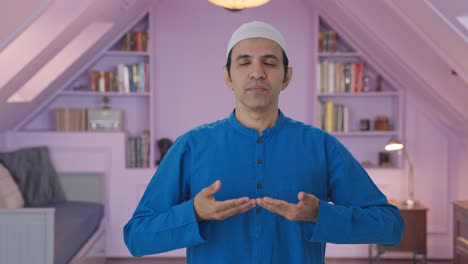hombre musulmán concentrado haciendo yoga