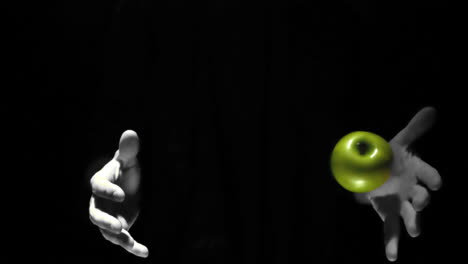 manos jugando con una manzana