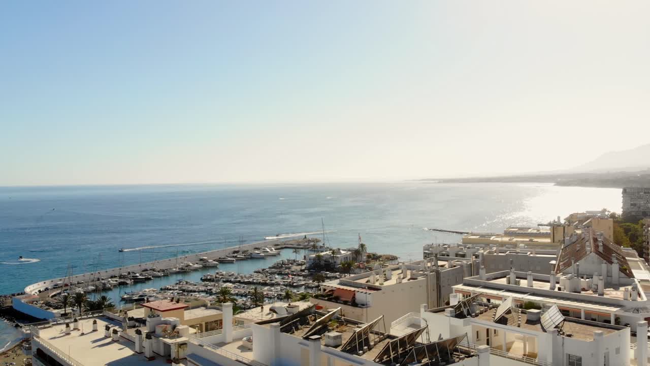 drone disparado elevándose sobre los edificios en el marbella