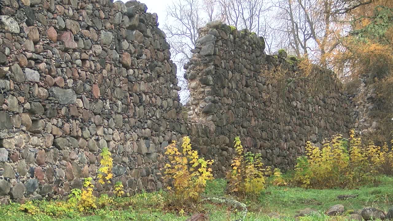 ruinas del castillo de la orden de livonia en ergeme durante el otoño.