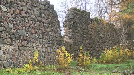 ruinas del castillo de la orden de livonia en ergeme durante el otoño.