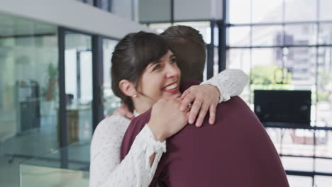 un abrazo puede hacer que cualquier lugar se sienta como en casa.