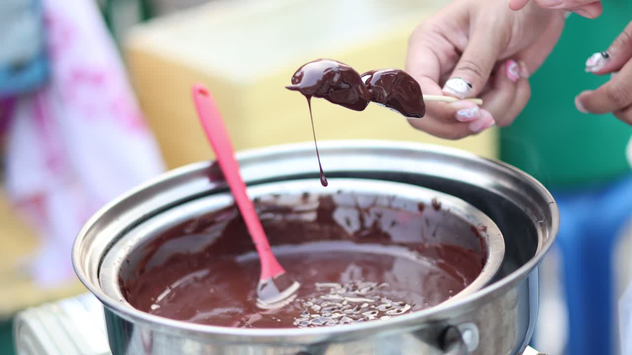 Marshmallow intinti nel cioccolato fuso