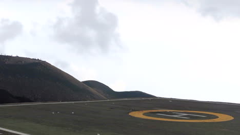 vista bloqueada del helipuerto cerca del volcán con fondo de nubes, etna, sicilia, italia