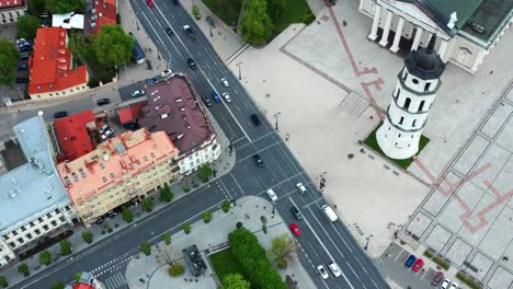 Tráfico-A-Lo-Largo-De-La-Carretera-En-La-Plaza-De-La-Catedral-En-La-Ciudad-De-Vilnius,-Lituania