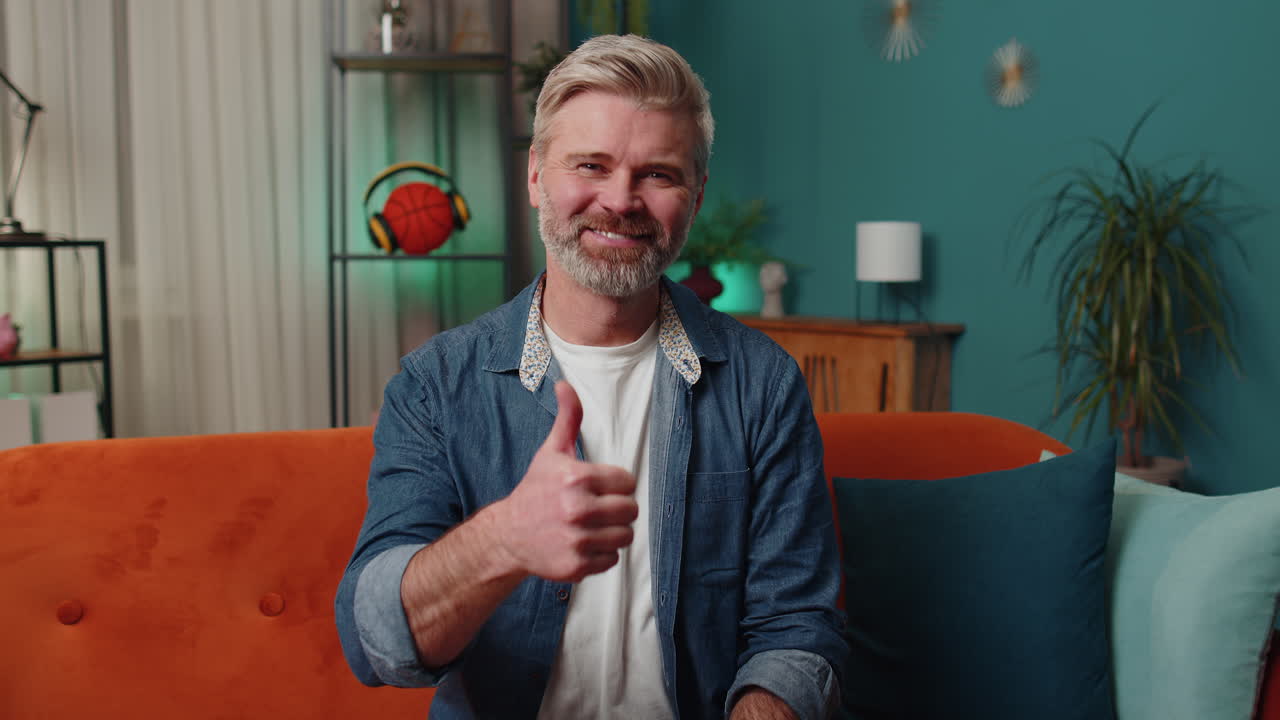 hombre maduro alegre aprueba su sugerencia, sacudiendo la cabeza con aprobación, satisfecho con el buen trabajo, como