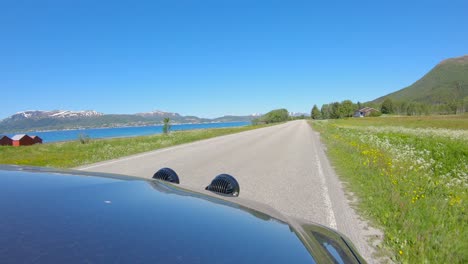 Conducción-De-Automóviles-En-El-Norte-De-Noruega,-Vista-Exterior,-Paisaje-Escénico-En-Vesteralen,-Cámara-Lenta-60p