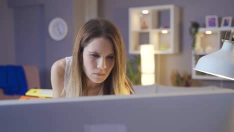 mujer de negocios trabajando reflexivamente en la computadora en la oficina de su casa.