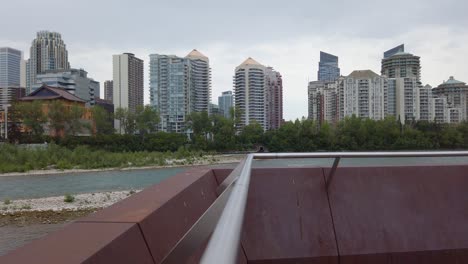 City-Wolkenkratzer-Durch-Fluss-Näherte-Sich-Memorial-Drive-Monument-Calgary-Alberta-Kanada