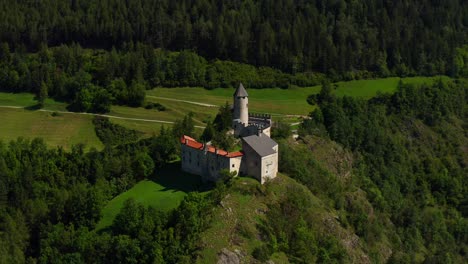 Castillo-En-La-Cima-De-La-Montaña-Cerca-Del-Pueblo-Italiano-Vipiteno-En-Trentino-alto-Adige-Bolzano-Italia