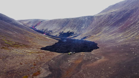 Impresionante-Vista-Aérea-Acercándose-A-La-Corteza-De-Lava-Volcánica