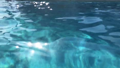 4k piscina de agua ondulada en cámara lenta