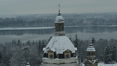 Vista-Aérea-De-Las-Torres-Del-Monasterio-Pažaislis-En-Invierno