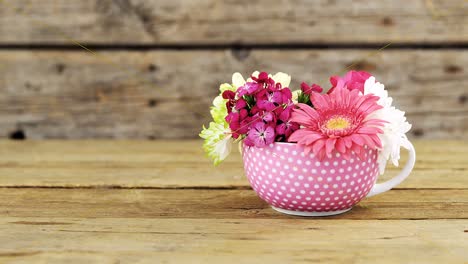 Tasse-Blume-Auf-Holzbrett