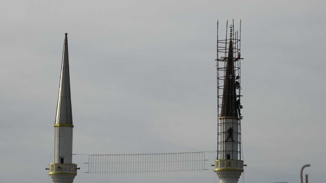 la reparación del minarete de la mezquita. antes del mes de ramadán, los maestros trabajan en el minaretes de la mezquina.