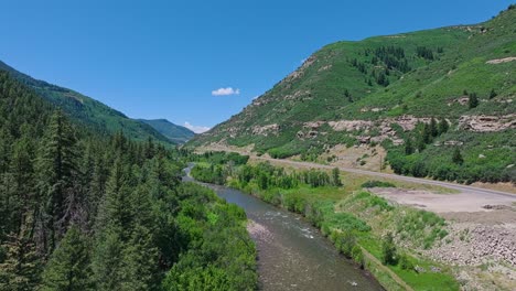 Flying-along-the-Slate-River-near-Crested-Butte-mountain,-Colorado,-USA