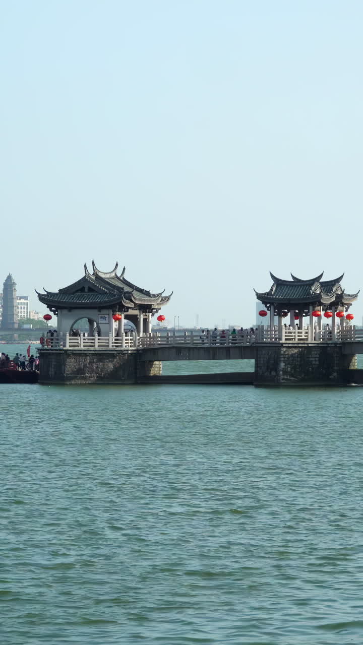 Ponte cinese su un lago