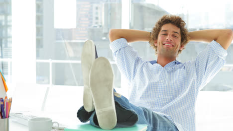 hombre de negocios cansado bostezando sentado en su silla giratoria