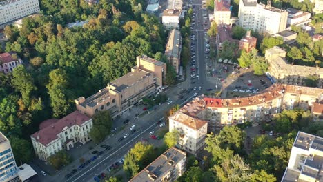 video aéreo de drones de edificios del centro y automóviles en la carretera en el distrito de pecherskyi del oblast de kyiv ucrania durante la puesta de sol