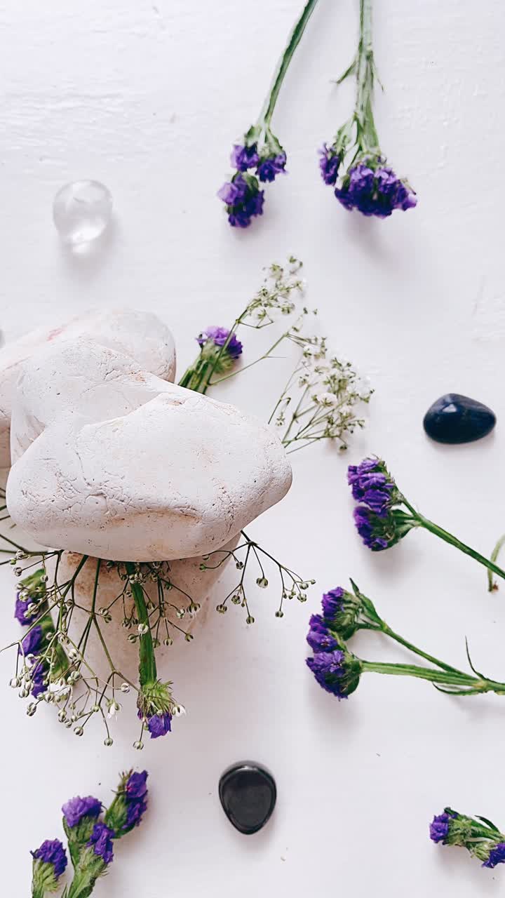 el delicado arreglo de flores, cristales y piedras