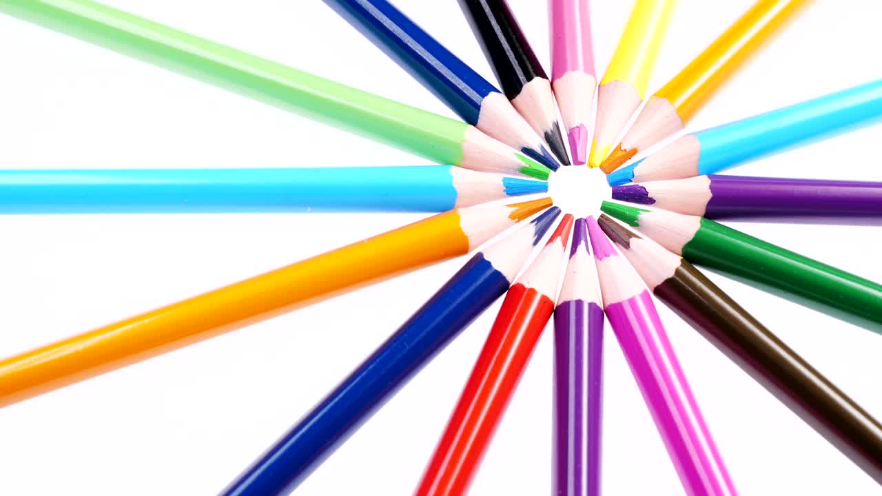 los lápices multicolores de los niños giran sobre un fondo blanco.