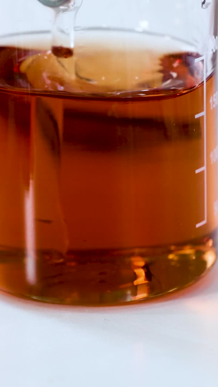 cambios de color del líquido durante la demostración de la reacción química