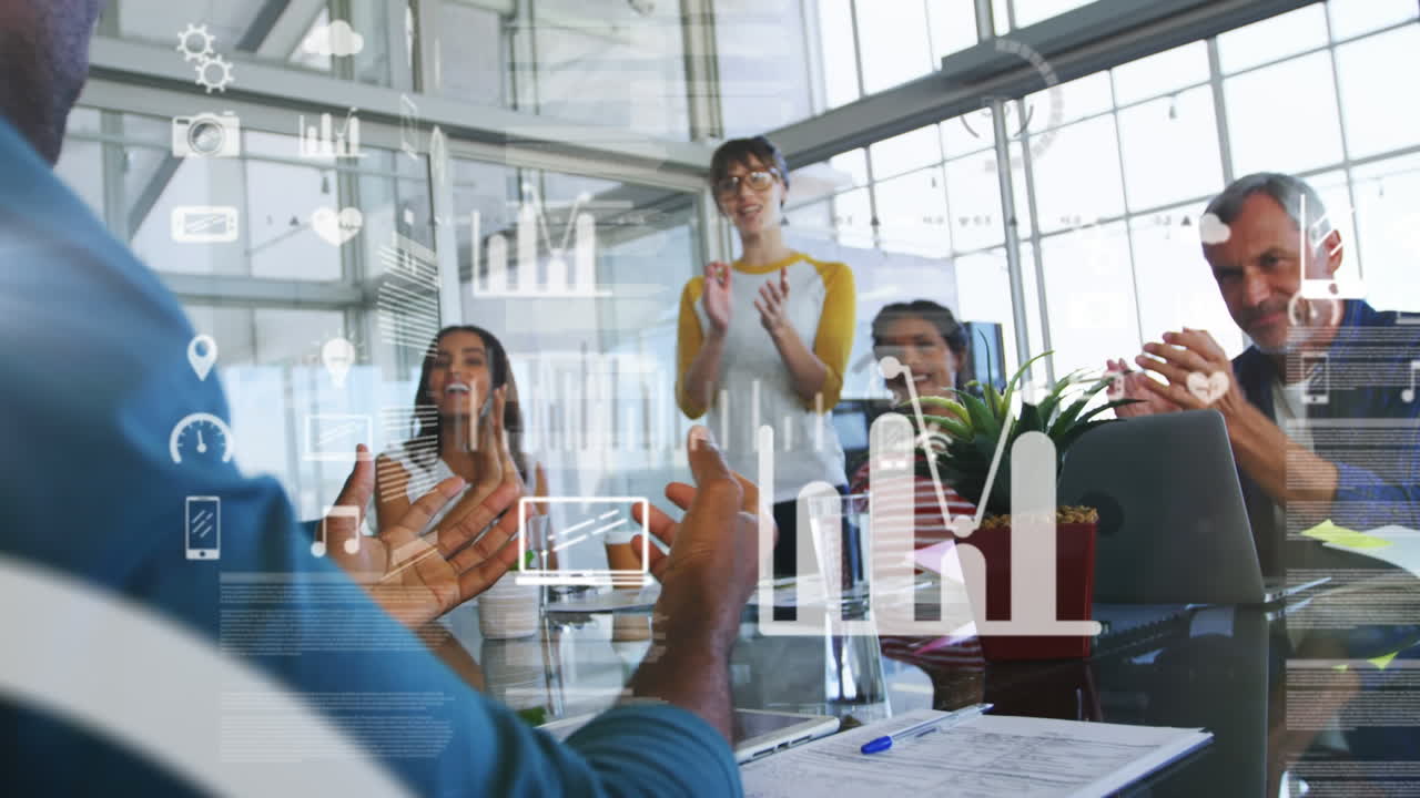 animación del procesamiento de datos con gente de negocios en el fondo