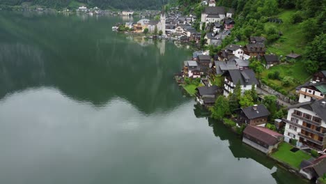 Mystic-Rainy-Day-in-Hallstatt,-Austria