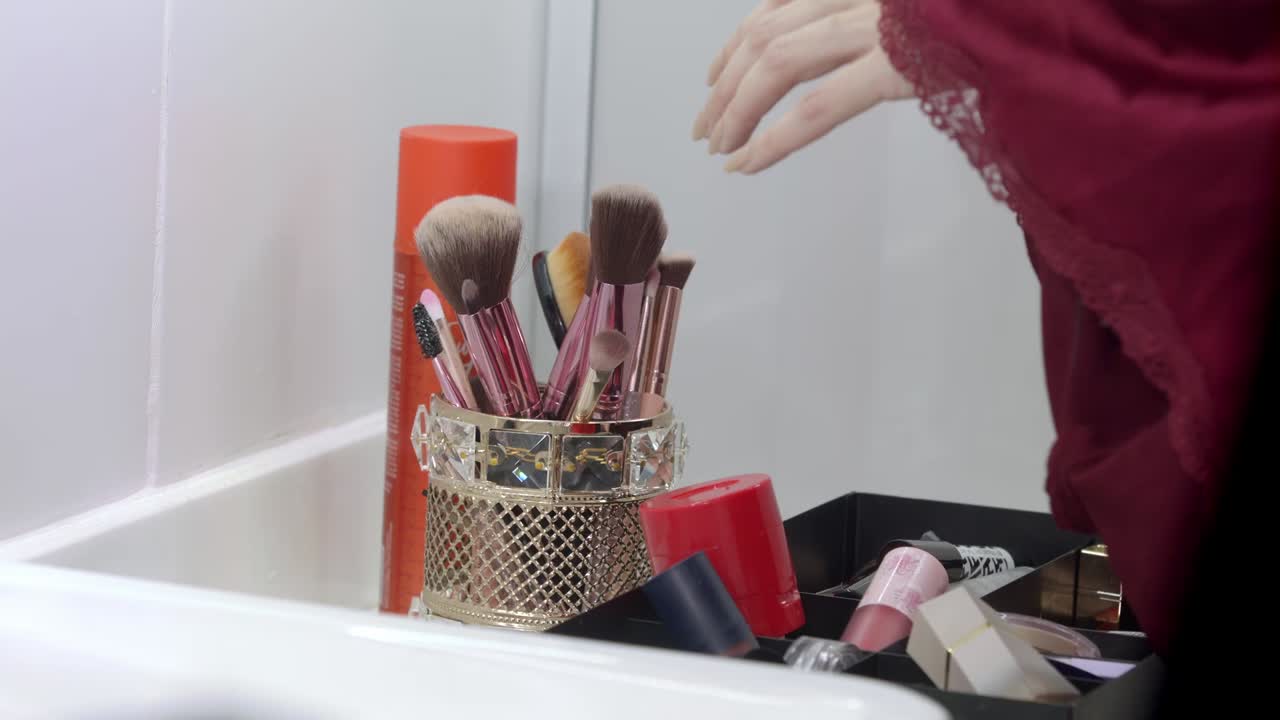 Brushes vary from flat shaders to blending brushes, catering for different looks