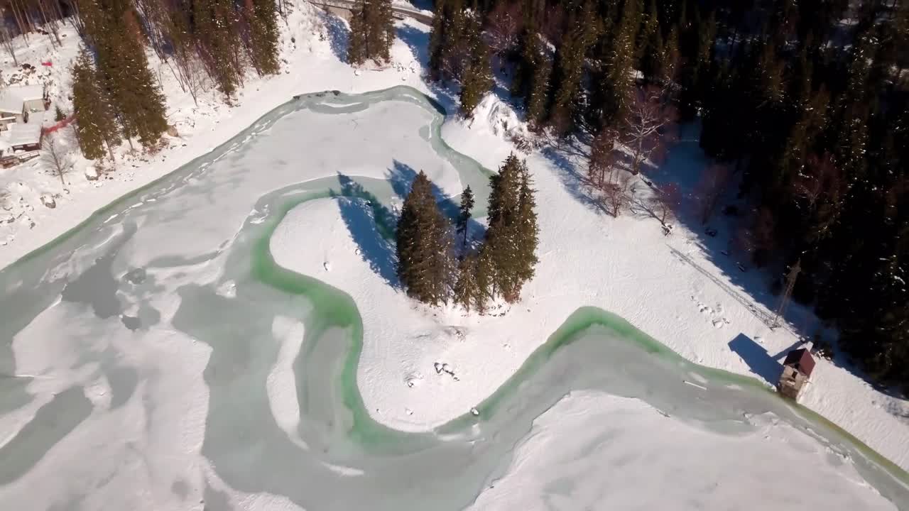 lago del predil, tarvisio - italia un lago alpino congelado en un paisaje de montaña de cuento de hadas de invierno cubierto de nieve