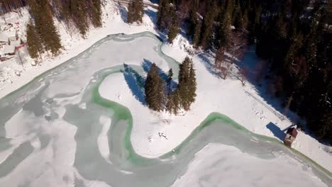 意大利塔尔维西奥的普雷迪尔湖 (lago del predil) 是一个冰<unk>的阿尔卑斯山湖,