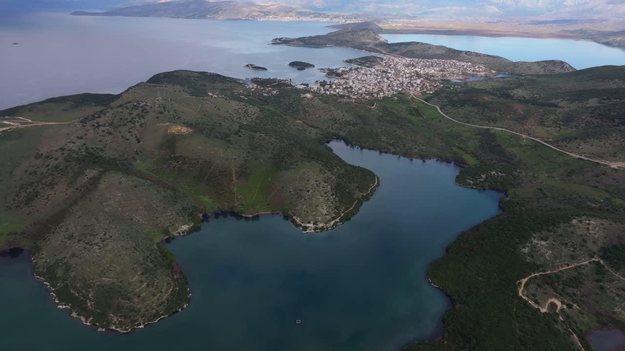Ilmakuva rauhallisesta järvestä luonnon helmassa, Ksamil, Albania.