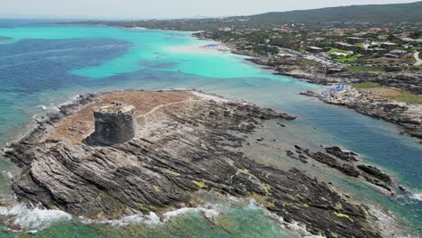 La-Pelosa-Island-Tower-Und-Türkisblaues-Meer-In-Sardinien,-Italien---4k-Antenne-Nach-Vorne