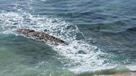 Pequeñas-Olas-Rompiendo-En-Algunas-Rocas-En-La-Playa-De-Poça-En-Estoril