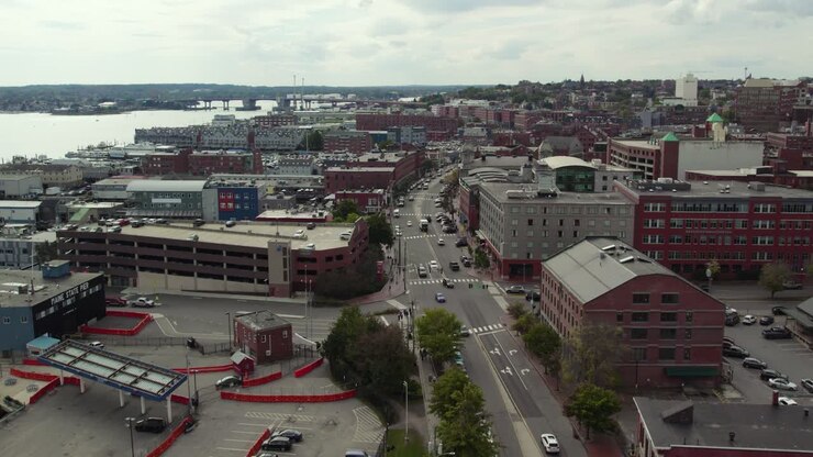 Drone in alto sopra gli edifici del centro di Portland, Maine