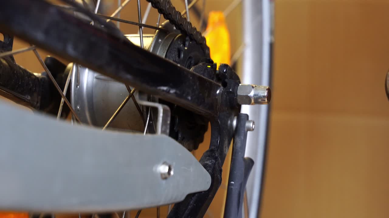 파이프 렌치 가  ⁇ 혀 있는 나사 를 부러뜨린다