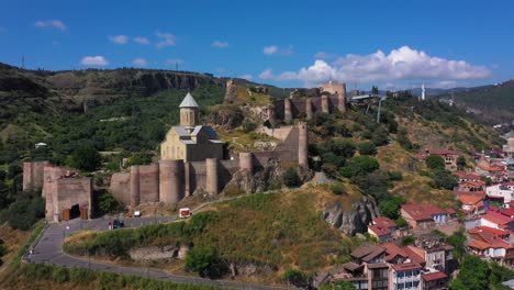 Toma-De-Arco-Aéreo-De-La-Fortaleza-De-Narikala,-Edificio-Amurallado-En-La-Capital-De-Tbilisi,-Georgia