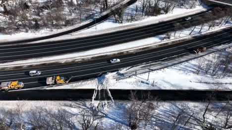 eine luftaufnahme einer autobahn nach einem starken schneefall