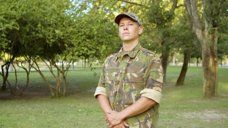 retrato de guarda masculino sério em uniforme de camuflagem militar