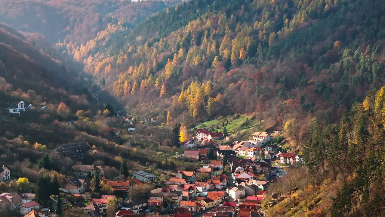 Vista aerea del centro della città di Brașov, nella Transilvania sud-orientale, Romania, circondata dalle montagne