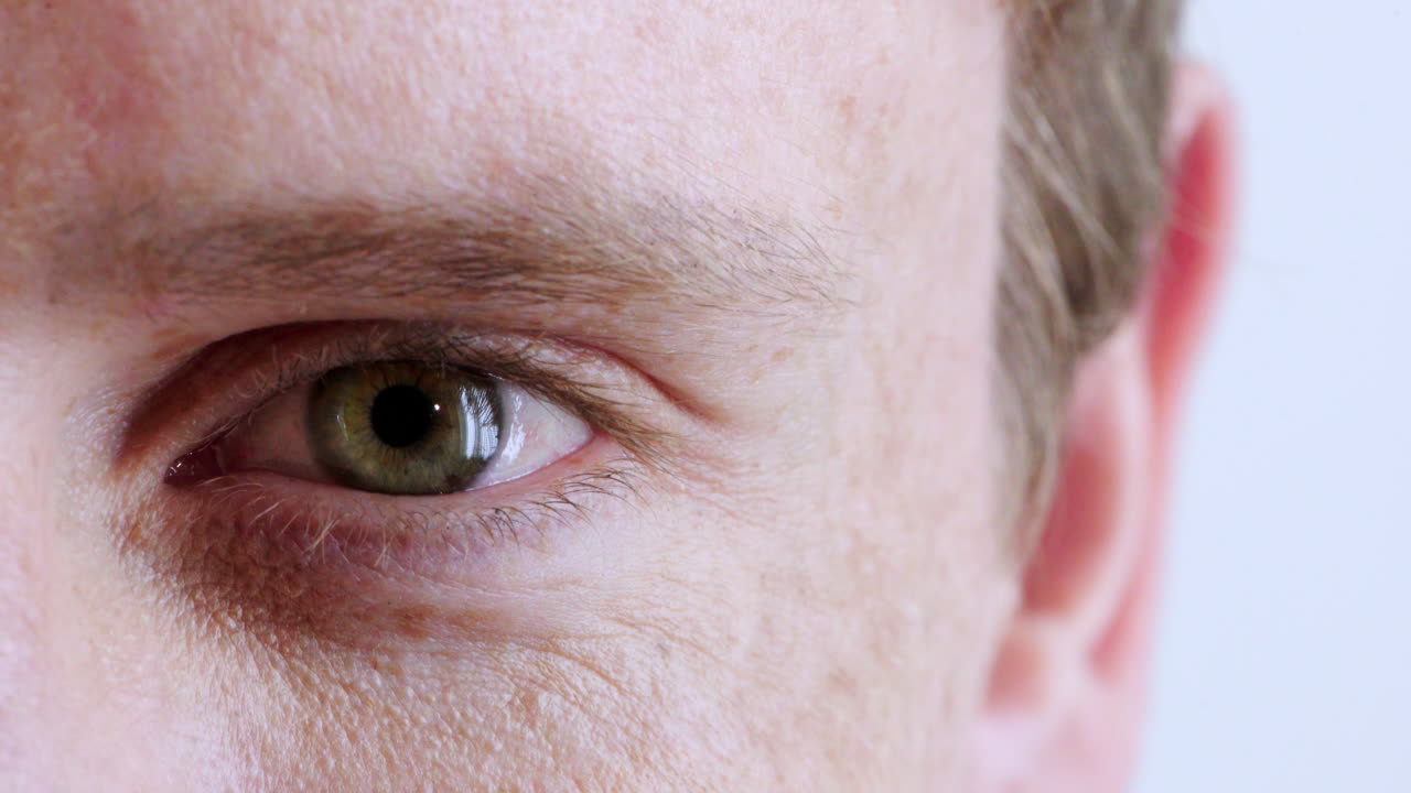 스튜디오에 있는 사람의 반 얼굴, 시력, 눈