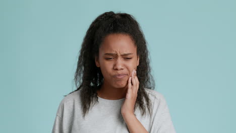 mujer con dolor de dientes