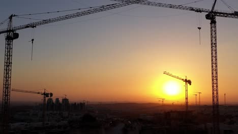 sitio de construcción al amanecer o al atardecer