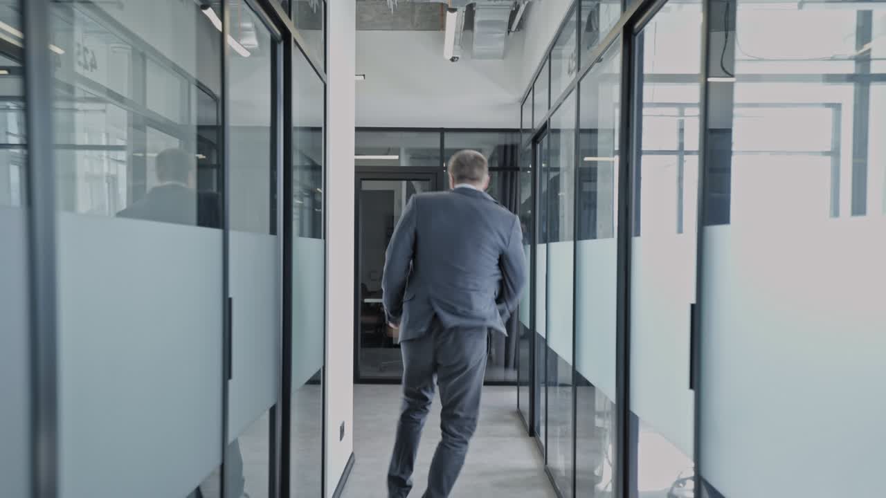 emociones de un hombre de negocios feliz celebrando el éxito, corriendo por el pasillo de la oficina