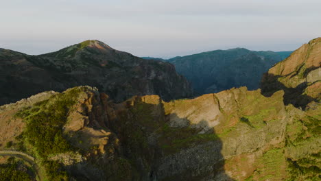 Dramatic-craggy-mountains-of-central-Madeira,-Pico-do-Areeiro-trail