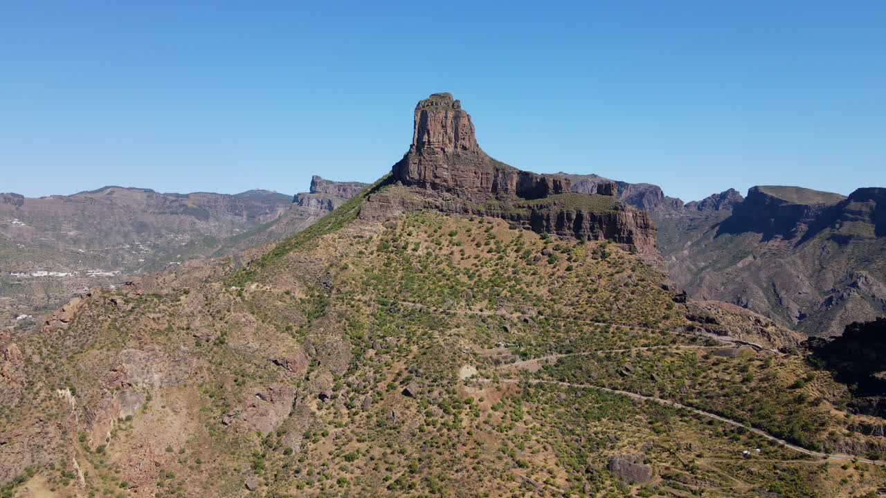 fantástica vista aérea en órbita sobre la roca bentayga en la isla de gran canaria en un día soleado