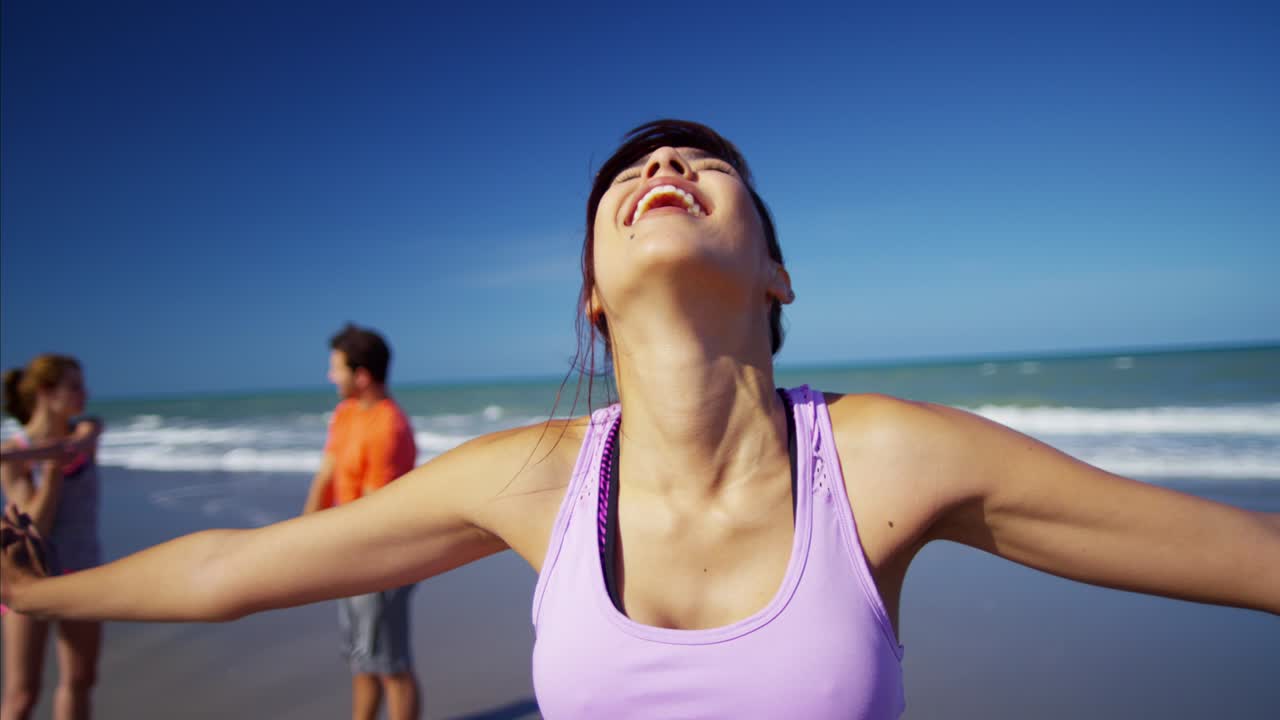 retrato de un hombre caucásico con amigos después del entrenamiento