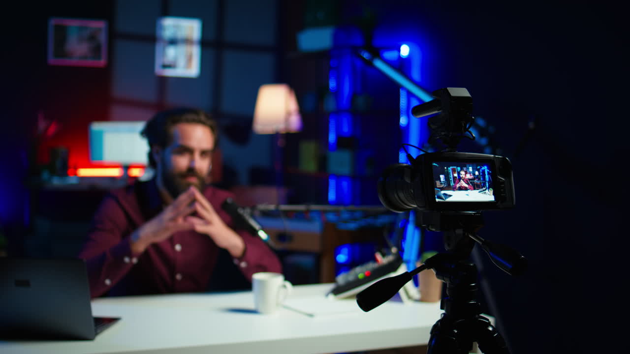Fokus på professionelt kamera brugt af mand, der er vært for online show