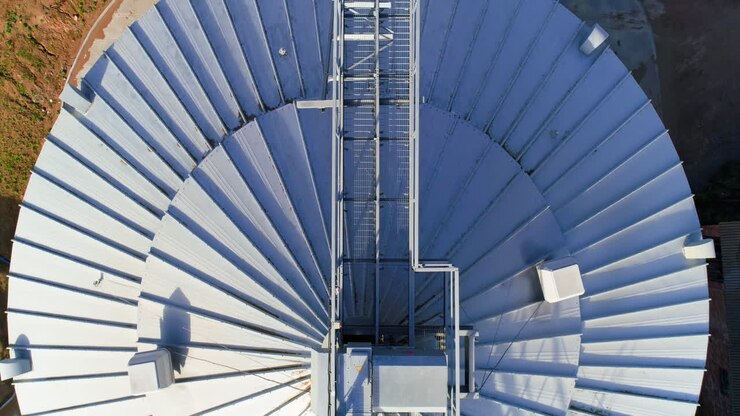Costruzione di un complesso per l'essiccazione del grano. Silos per cereali con contenitori metallici per lo stoccaggio
