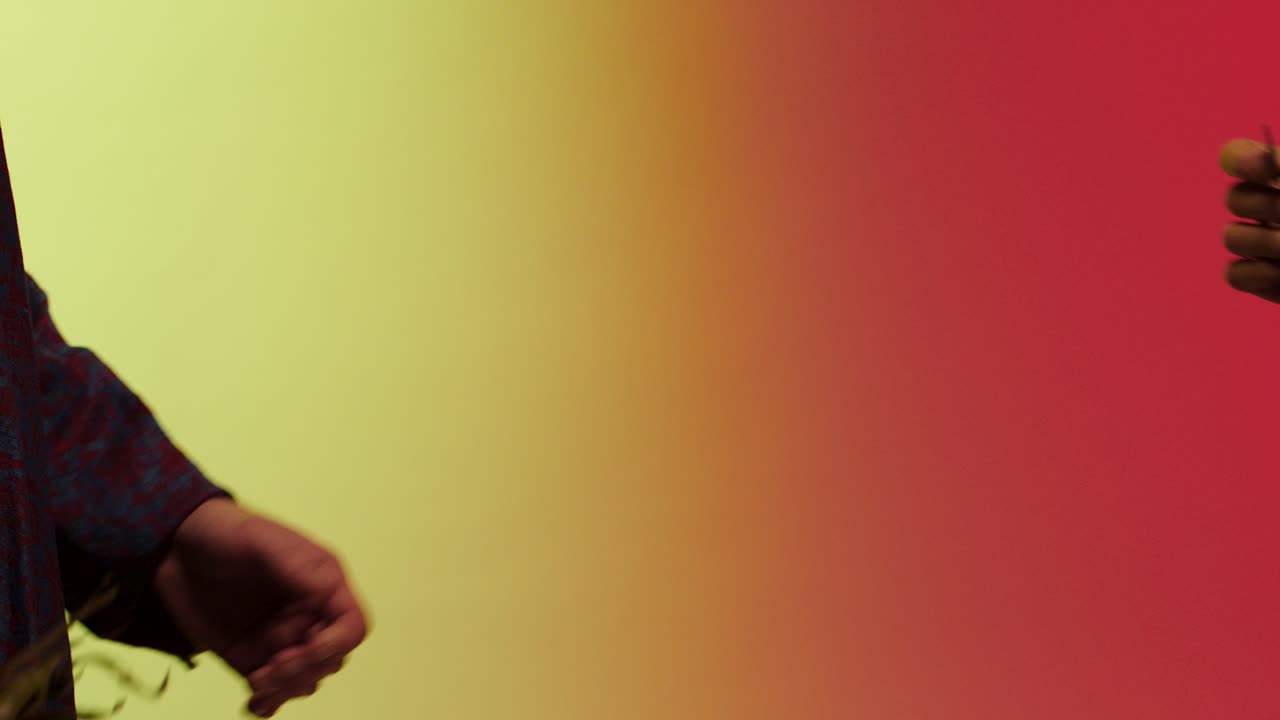 intercambio mano a mano de un objeto